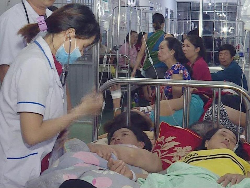 Hon 100 nguoi nhap vien sau khi an cuoi hinh anh