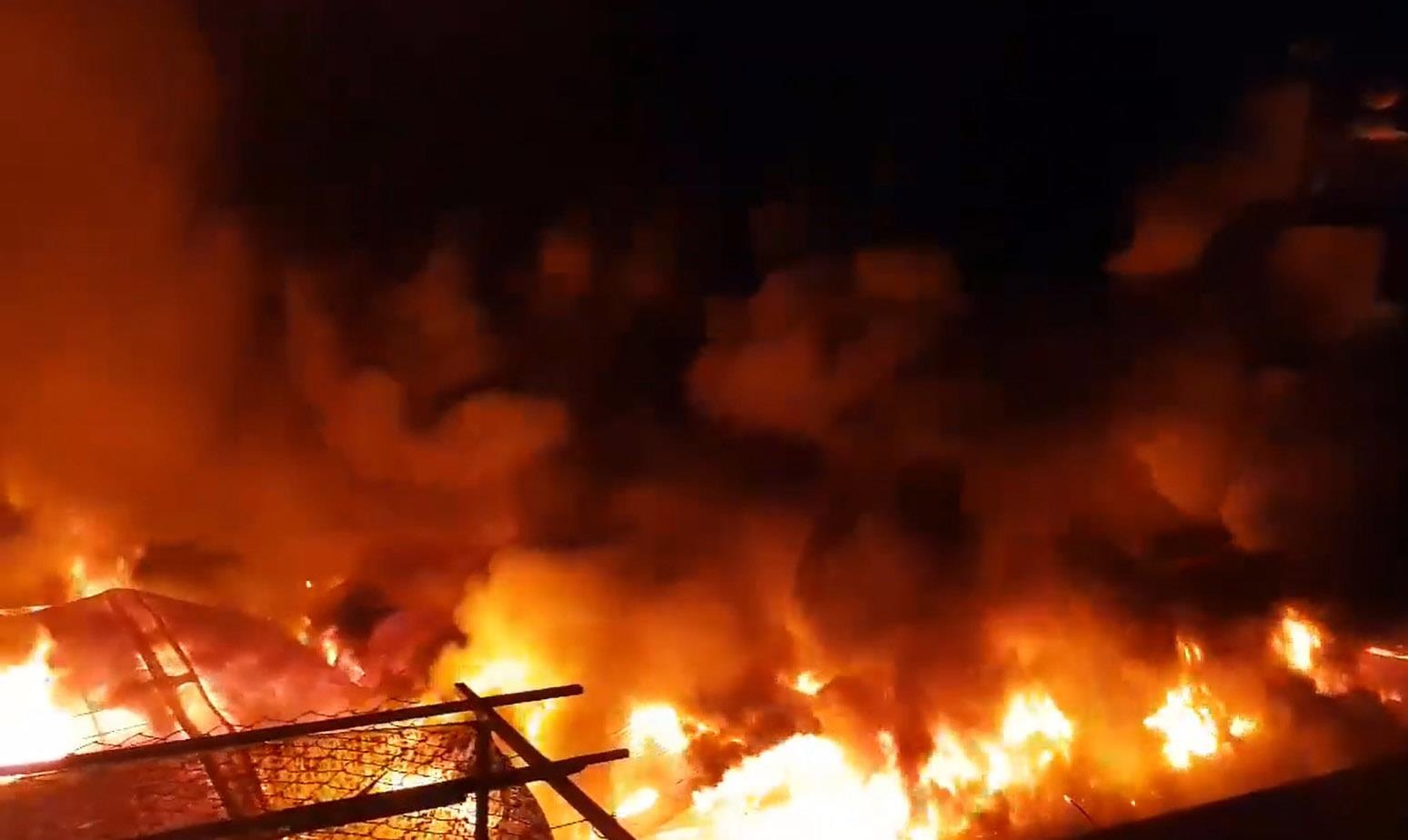 Hon 100 linh cuu hoa dap dam chay cho 1.500 m2 giua dem hinh anh