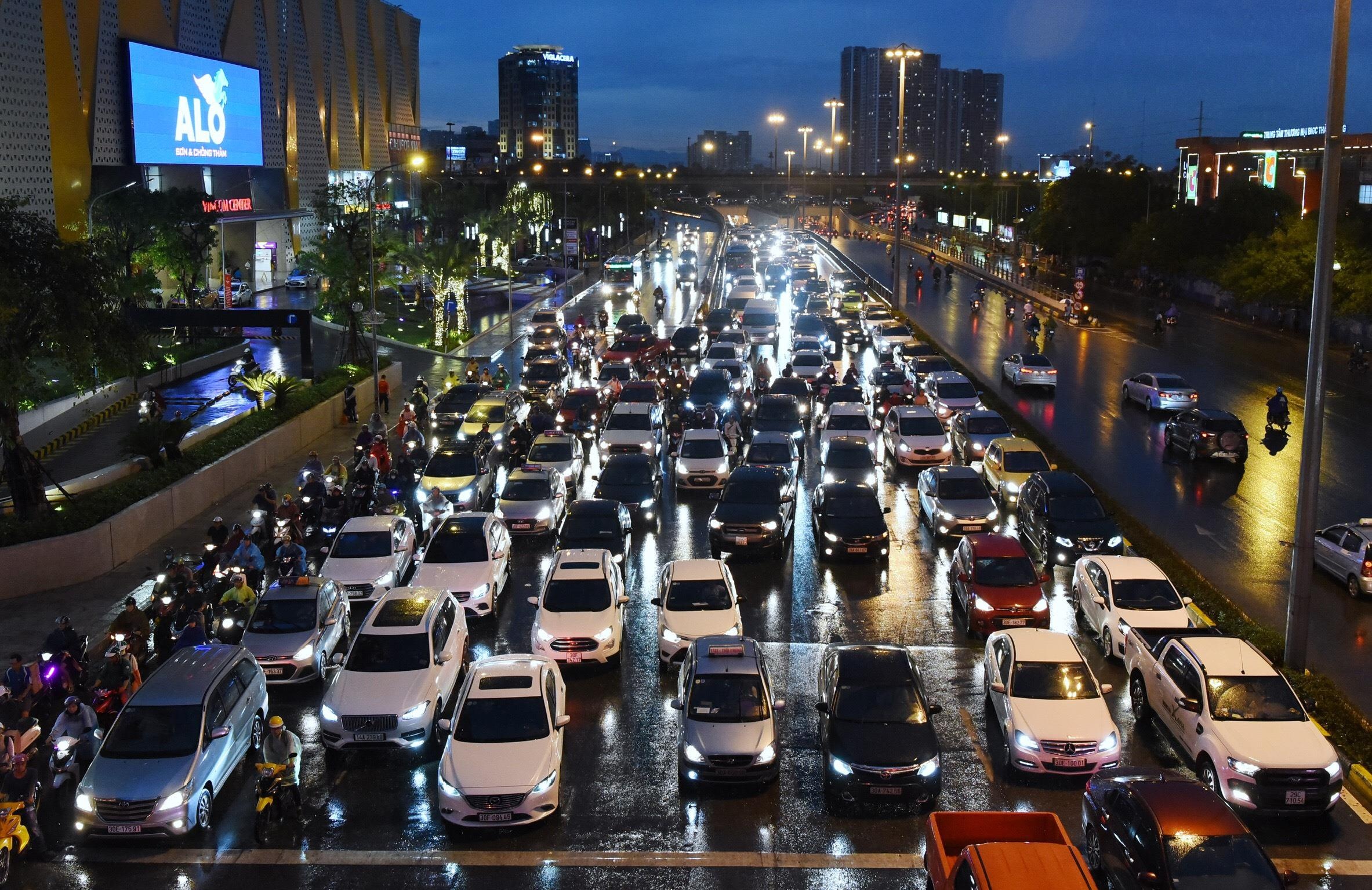 Cac nga duong Ha Noi roi loan giao thong sau mua hinh anh