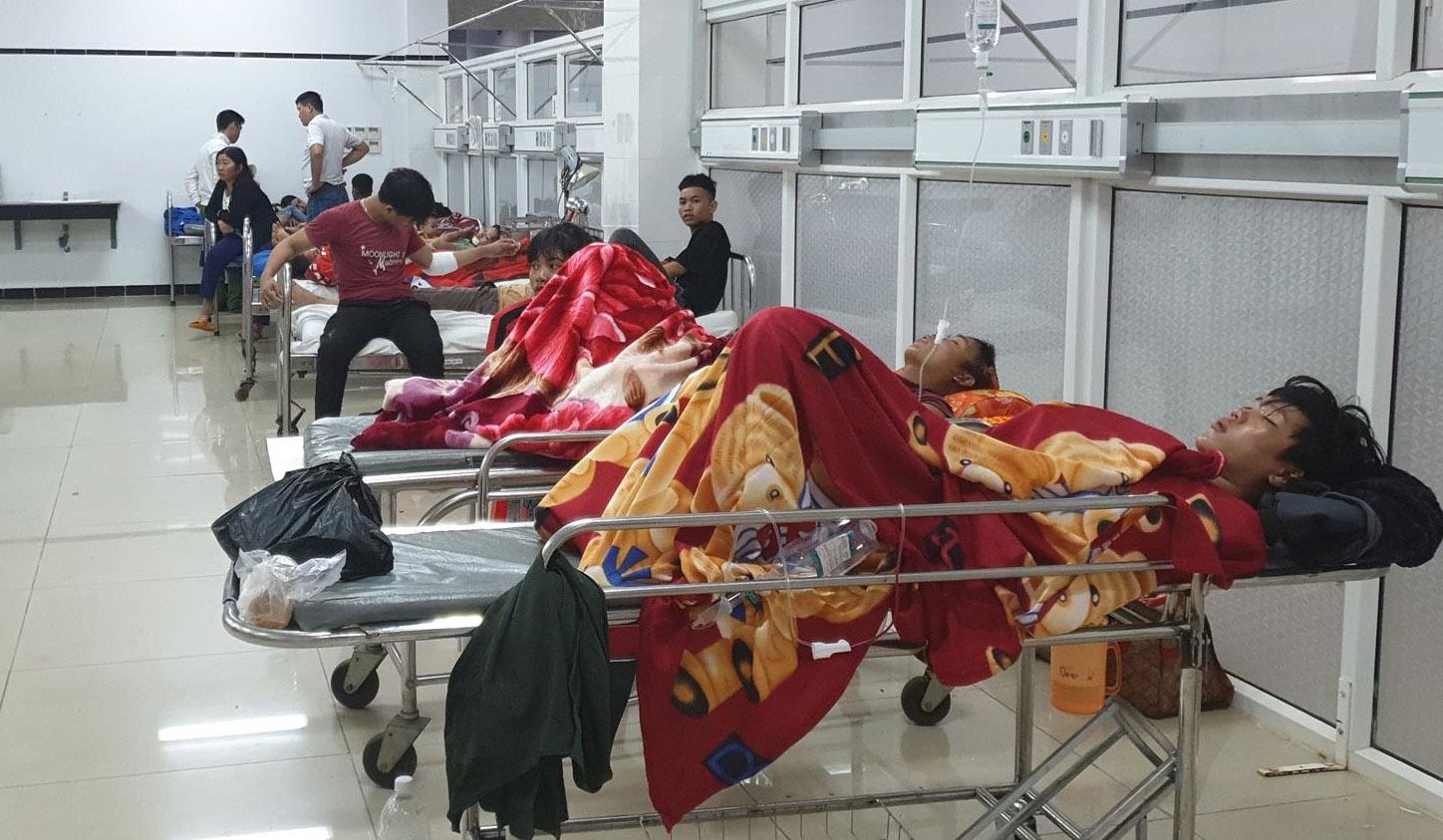 Xe khách lật trên quốc lộ 26 ảnh 2 Xe khach lat tren quoc lo 26 anh 2