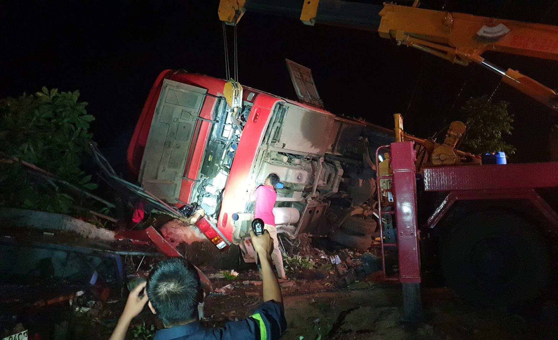 Xe khách lật trên quốc lộ 26 ảnh 1 Xe khach lat tren quoc lo 26 anh 1