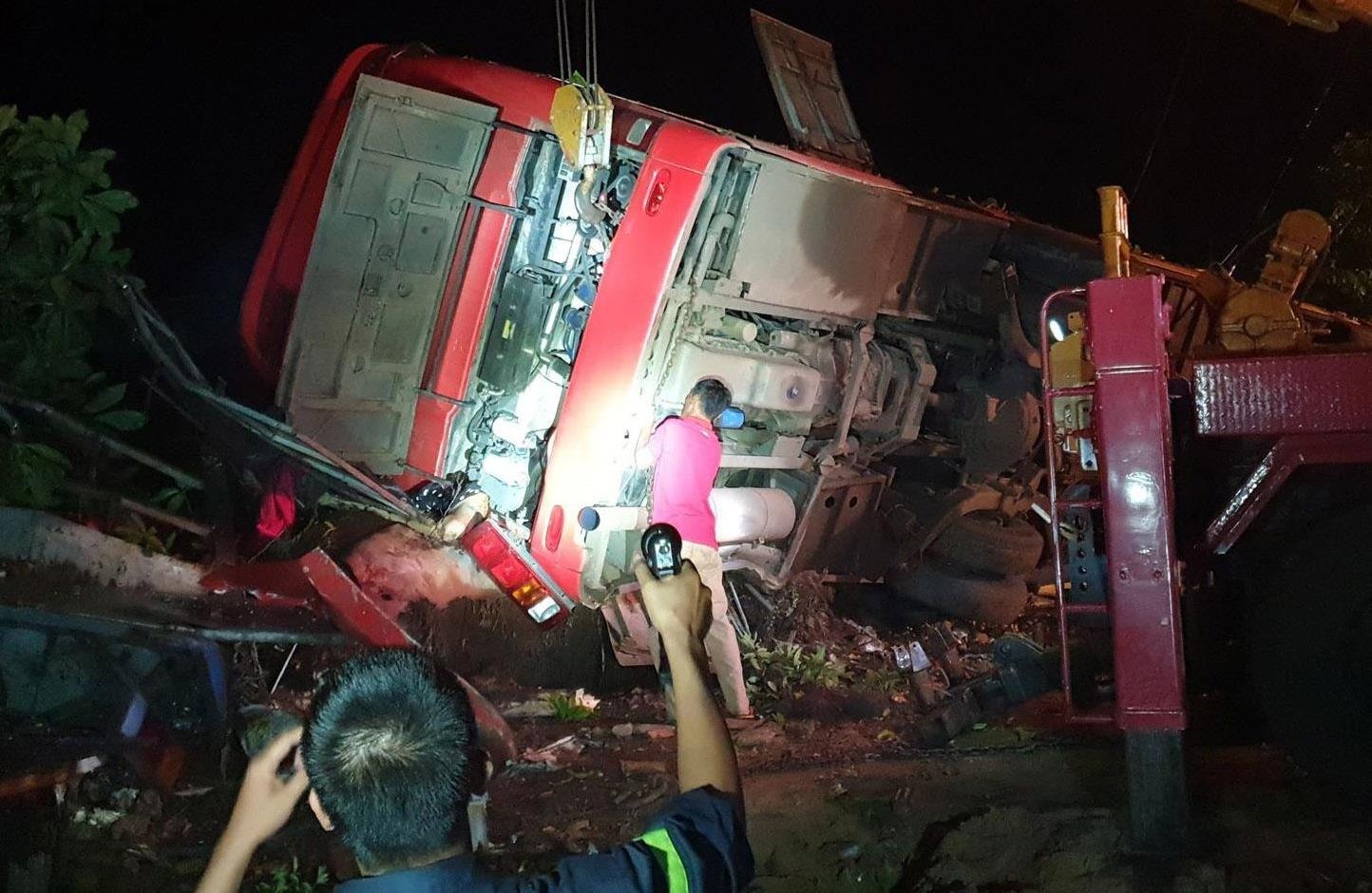 Xe khach giuong nam tong xe tai, mot nguoi chet, 10 nguoi cap cuu hinh anh