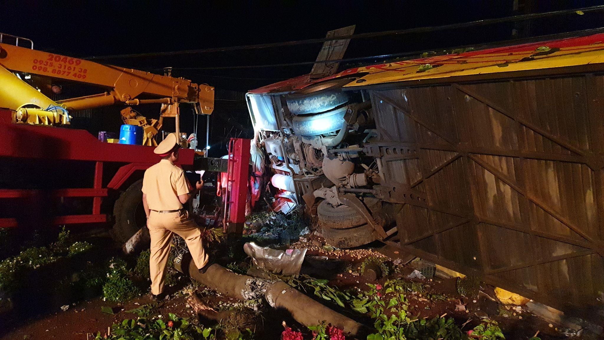 Hien truong vu lat xe khach lam mot nguoi chet, 10 nguoi bi thuong hinh anh