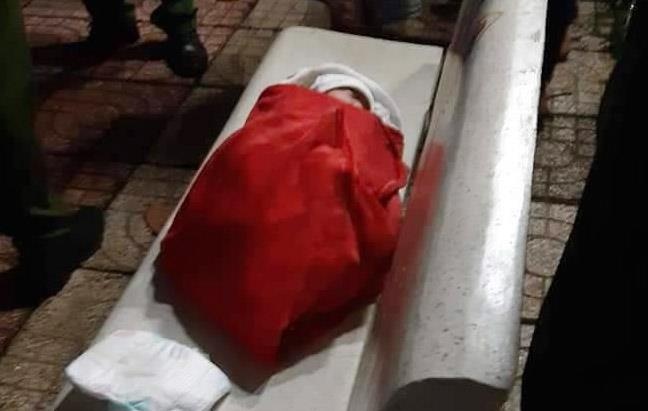 Be gai mot tuan tuoi bi bo tren ghe da cong vien hinh anh