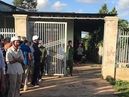 Nguoi dan ong dung sung AK ban ban gai roi tu tu hinh anh