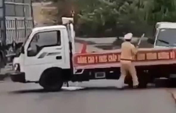 PGD Cong an Gia Lai: 'Tai xe cho go lau co y lao oto vao CSGT' hinh anh