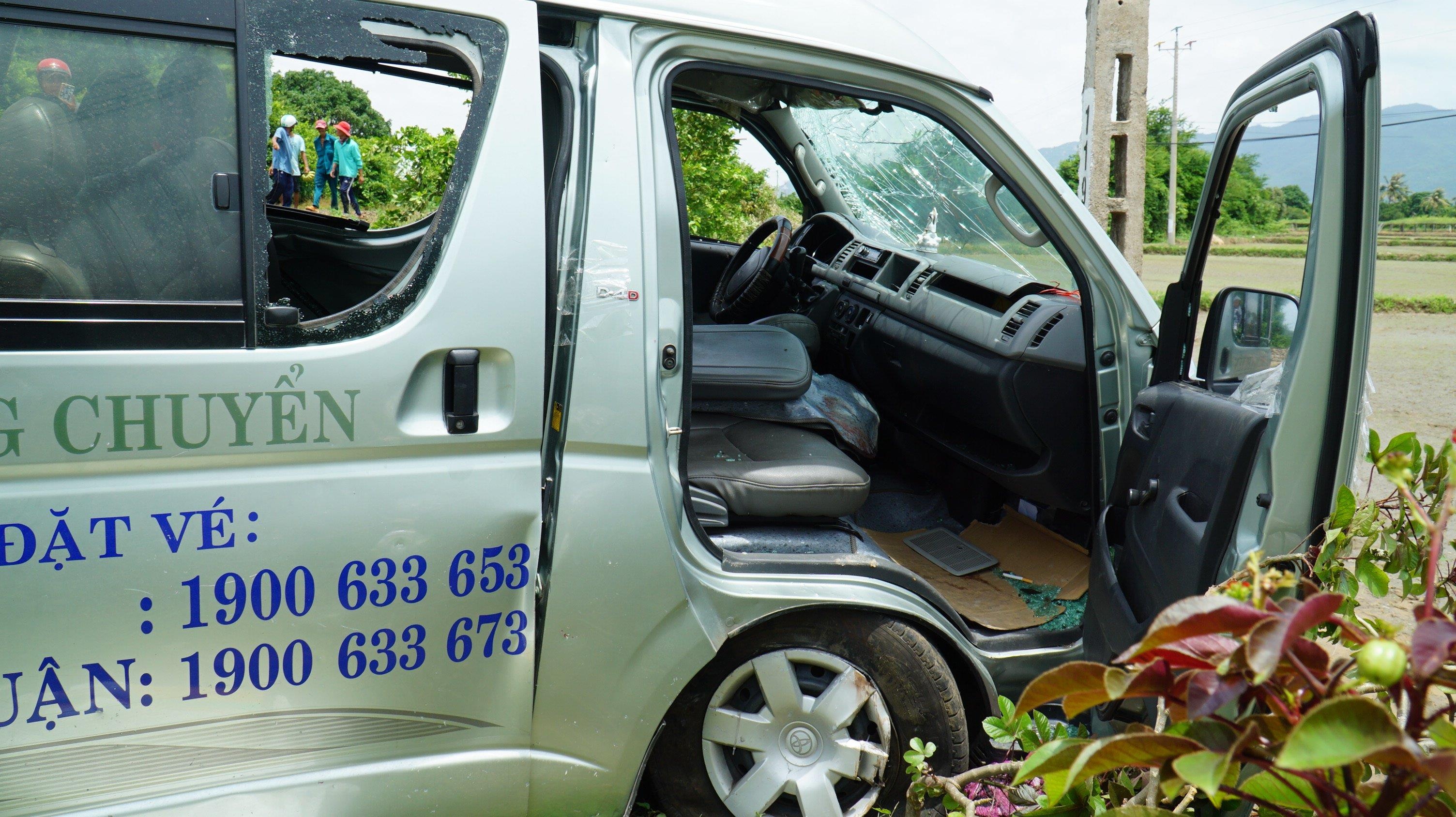 tàu hỏa tông xe 16 chỗ ảnh 4 tau hoa tong xe 16 cho anh 4