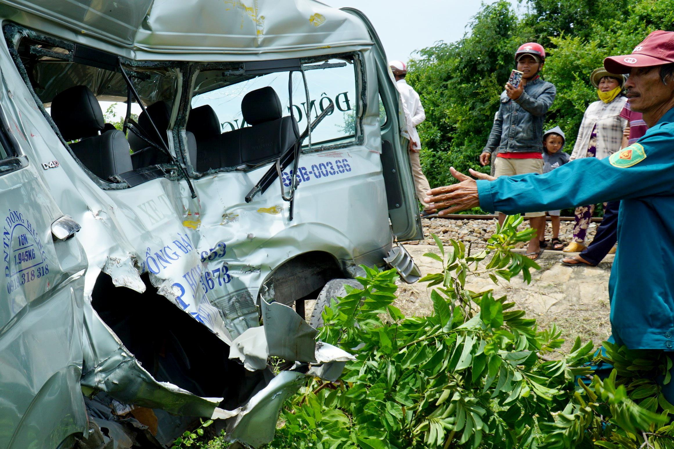 Hien truong vu tau hoa tong xe 16 cho lam 3 nguoi tu vong hinh anh