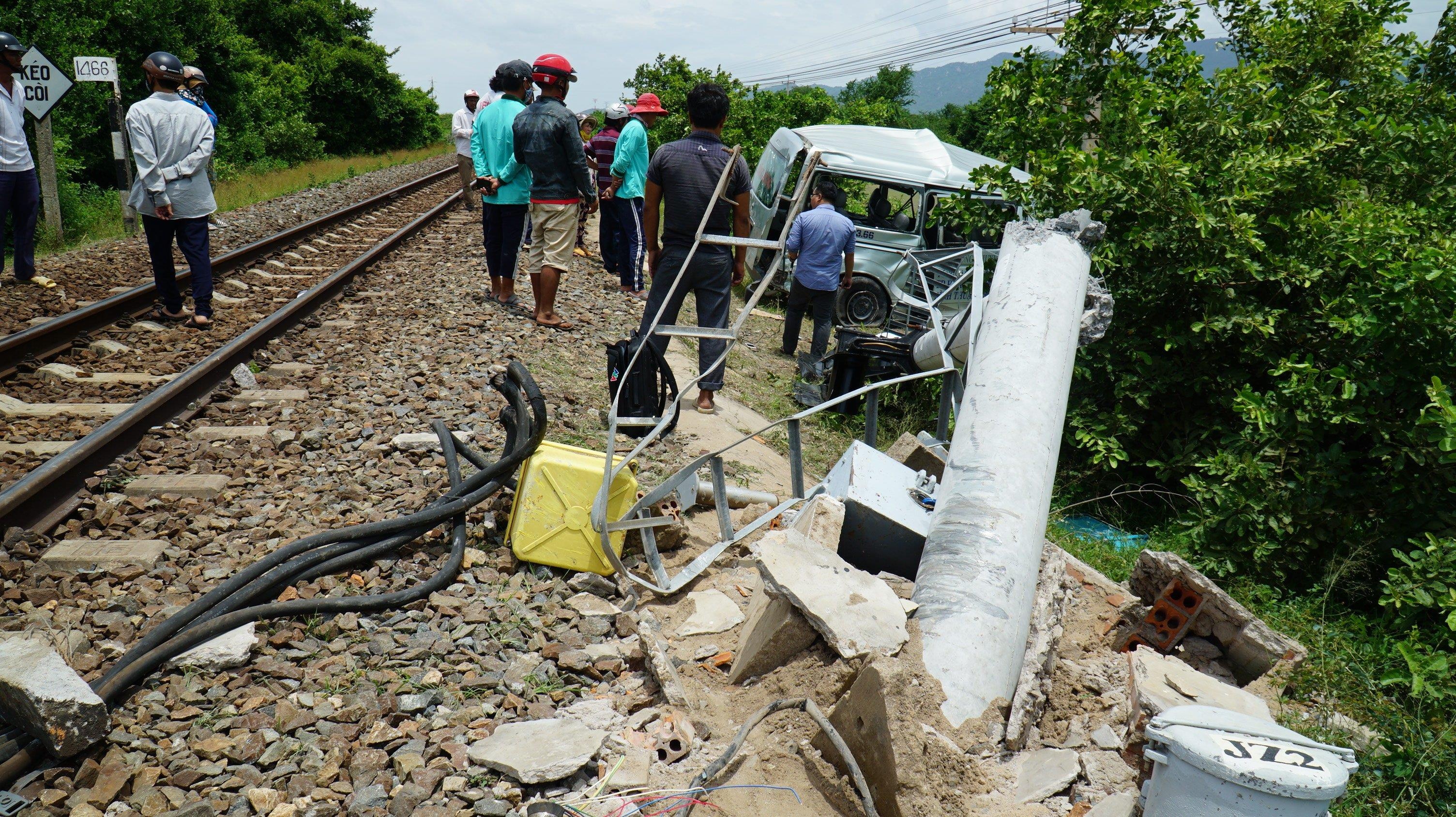 tàu hỏa tông xe 16 chỗ ảnh 5 tau hoa tong xe 16 cho anh 5