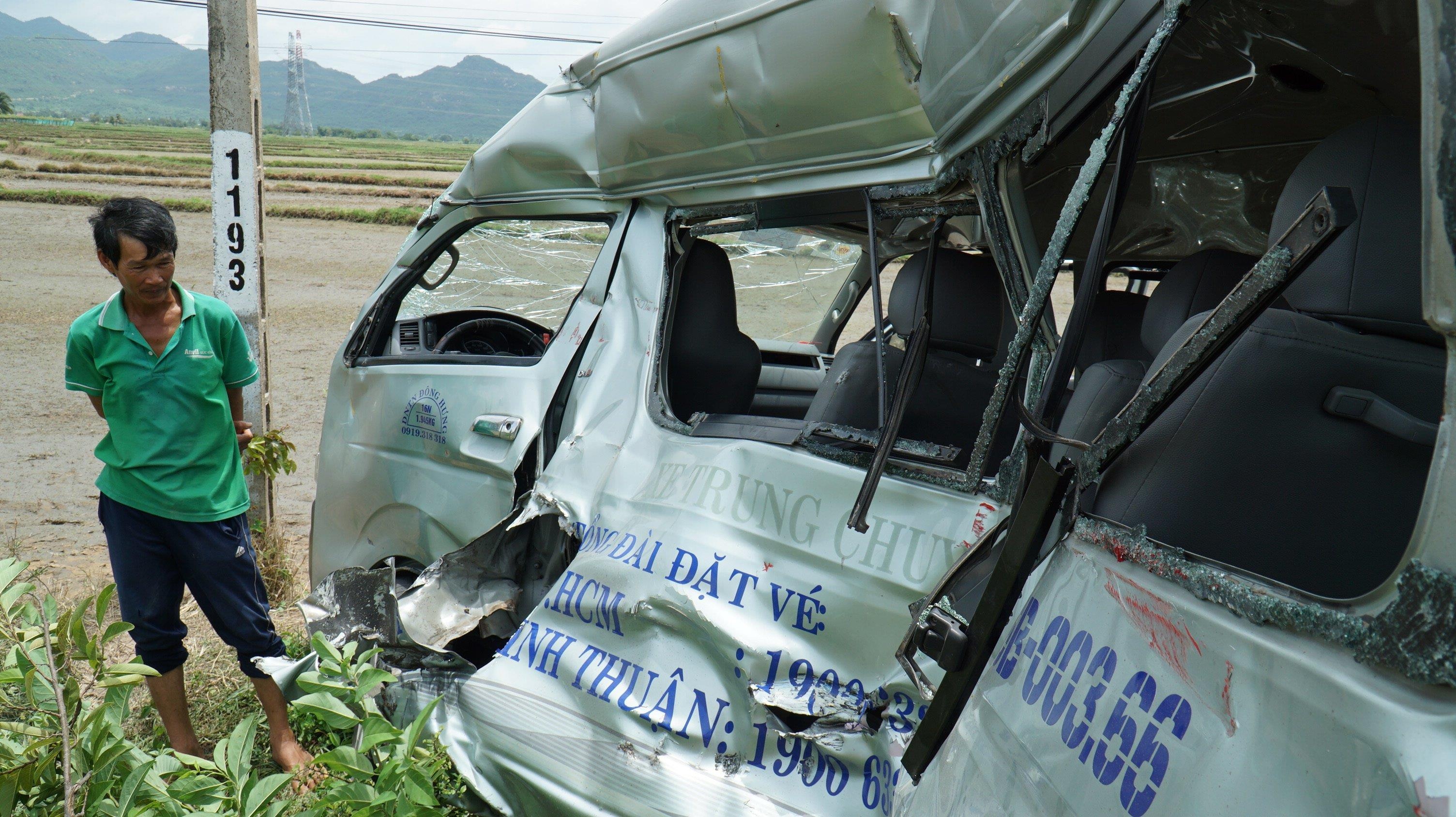 tàu hỏa tông xe 16 chỗ ảnh 6 tau hoa tong xe 16 cho anh 6