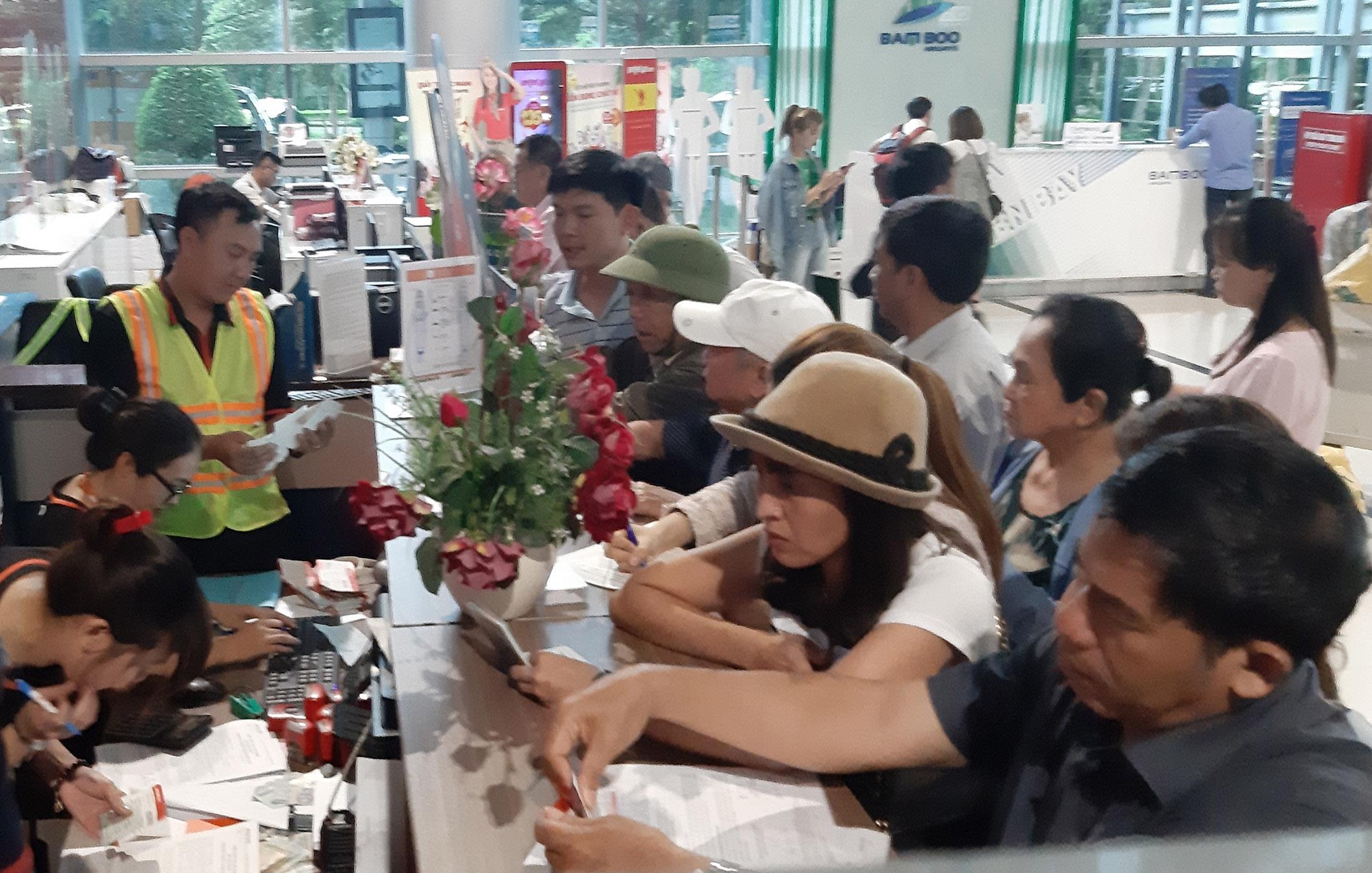 Hanh khach Jetstar Pacific noi ve viec bi delay gan 12 tieng hinh anh