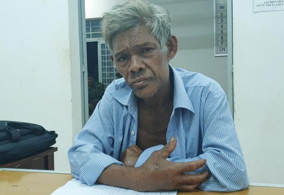 Cha dung dao cat co con trai dang ngu hinh anh