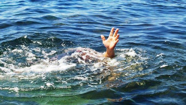 Doi nam nu tu vong trong tu the om nhau duoi ho nuoc hinh anh