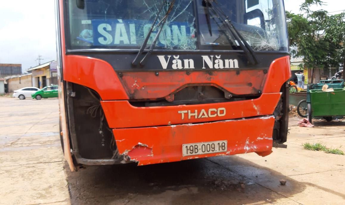 Xe khach lao vao cho anh 2