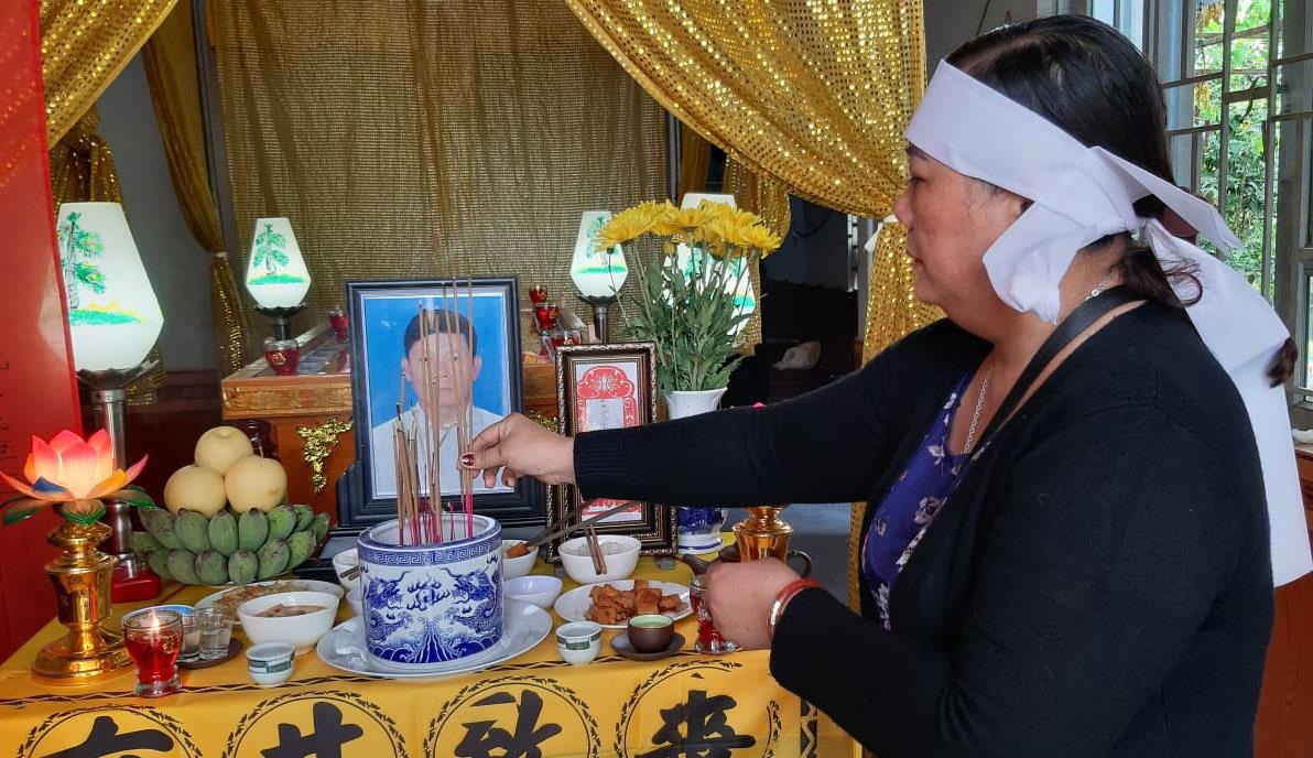 Xe khach lao vao cho anh 1