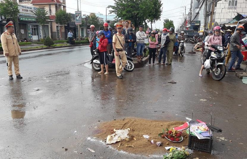 Xe khach lao vao cho anh 1