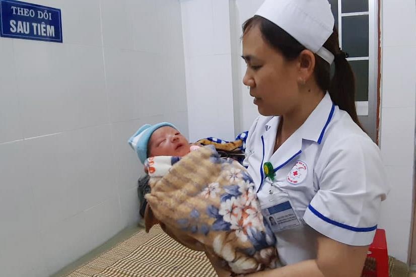 9X bo lai con trai nang 3 kg o benh vien sau khi sinh hinh anh