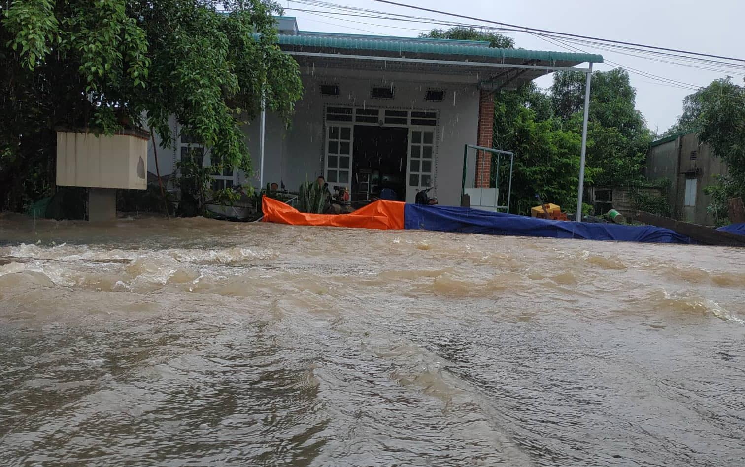 Hang tram ngoi nha o Dak Lak bi ngap sau mua lon hinh anh