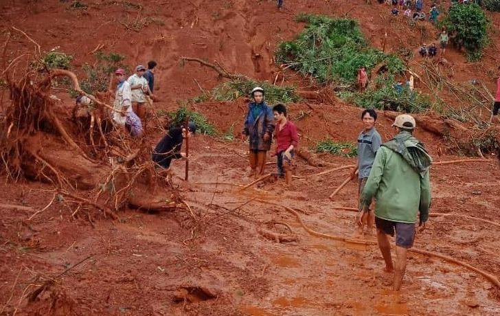 Sat lo dat trong dem, 3 nguoi cung gia dinh bi vui lap hinh anh