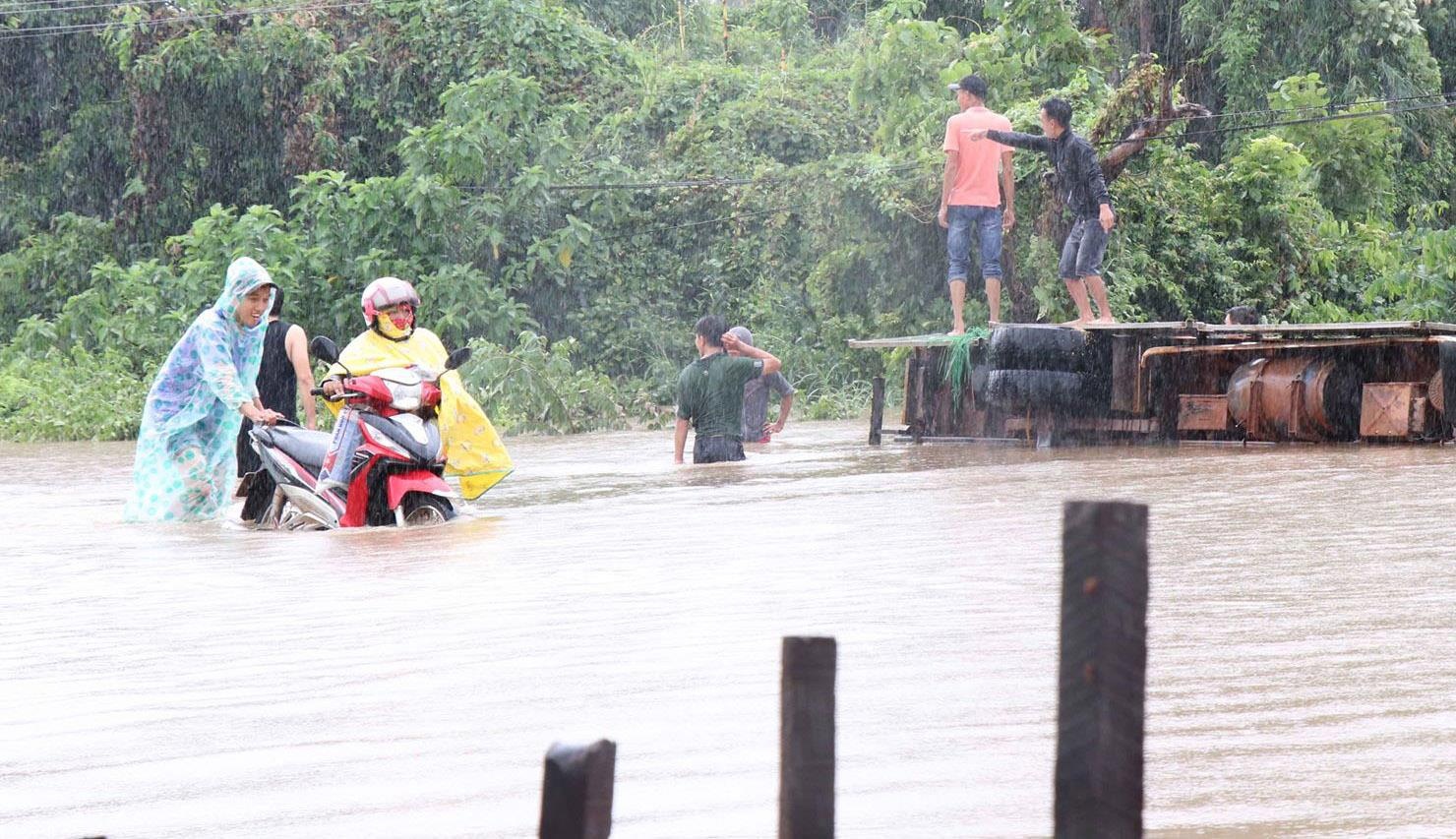 Mua lon o Dak Lak, mot nguoi bi nuoc cuon thiet mang hinh anh
