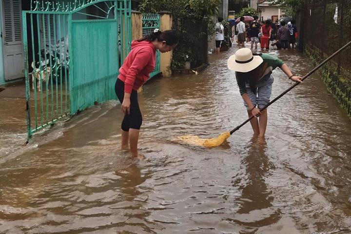 Da Lat chim trong bien nuoc, dan pho nui ra duong bat ca hinh anh