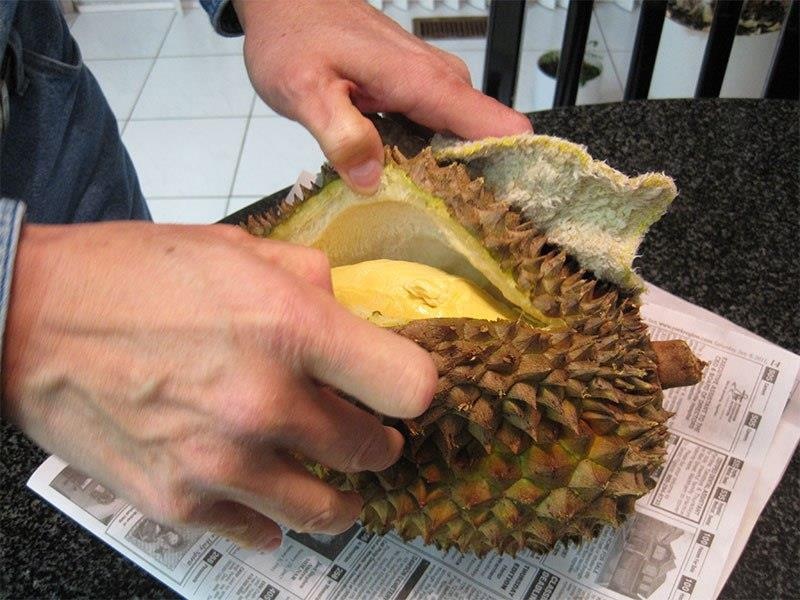 An ninh Tan Son Nhat phat hien goi hang bi an trong 2 qua sau rieng hinh anh