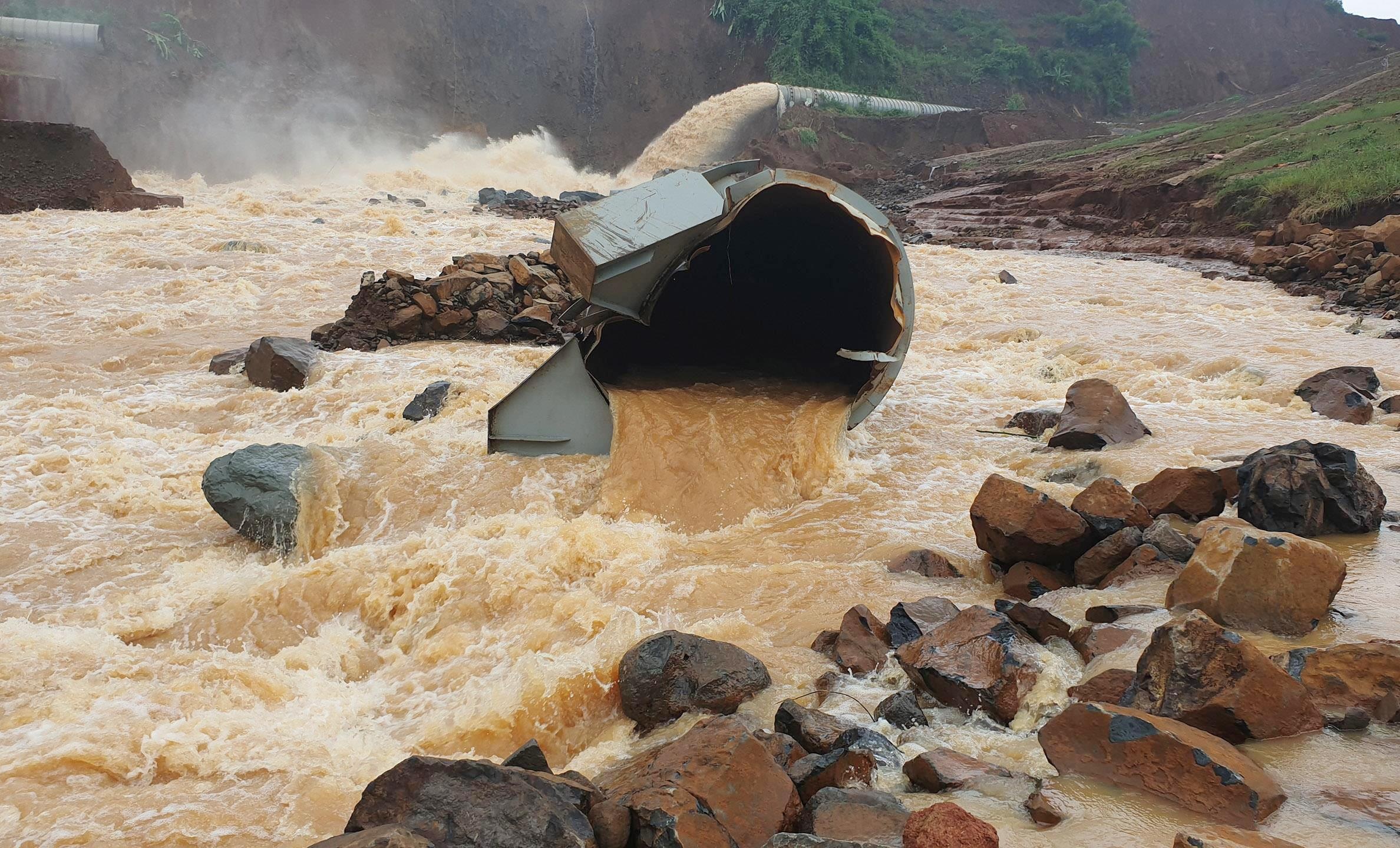 Thuy dien chua 11 trieu m3 nuoc co nguy co vo, so tan hang nghin dan hinh anh