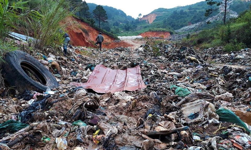 Truoc khi sat lo, bai rac Cam Ly tiep nhan hon 200 tan rac moi ngay hinh anh