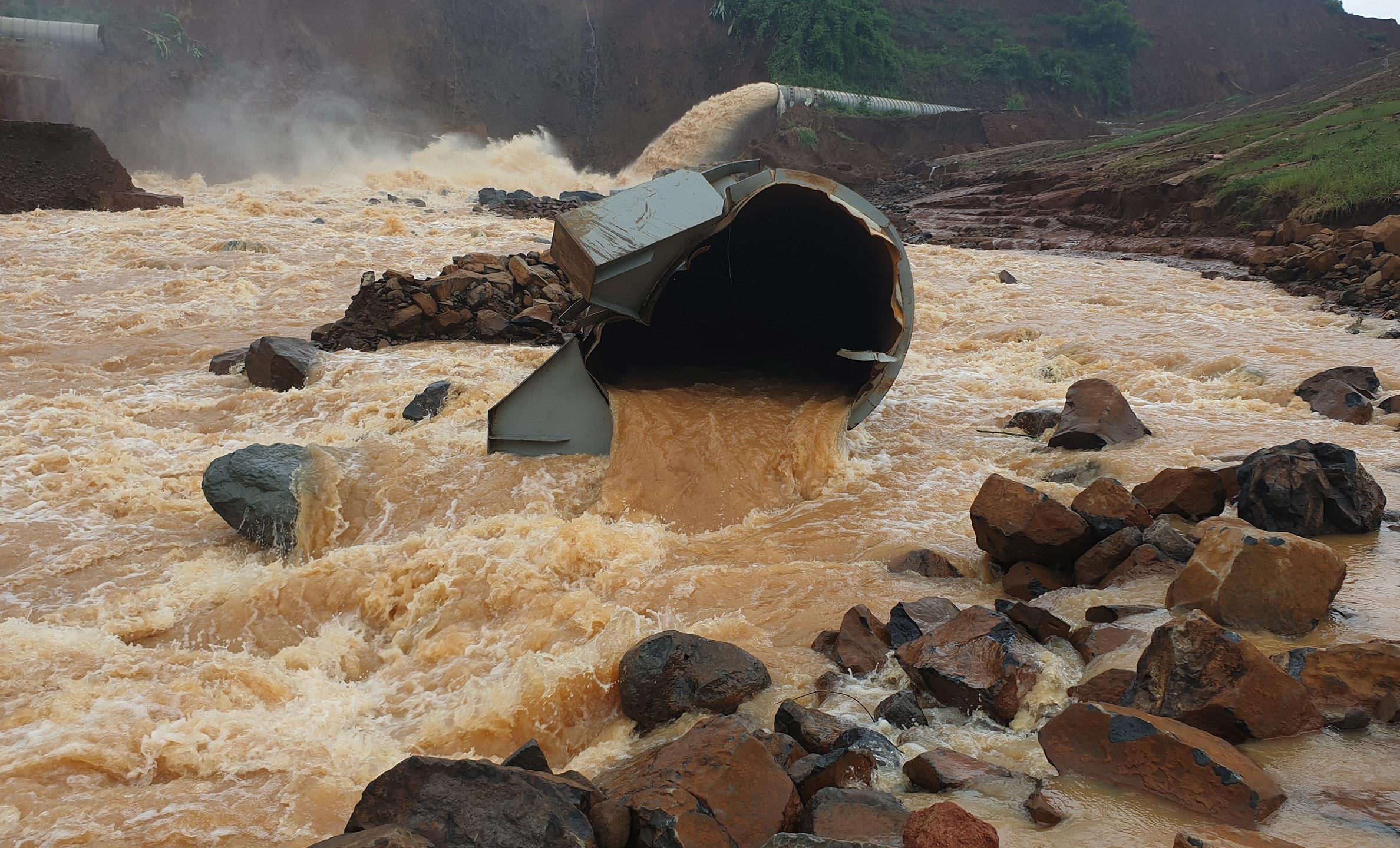 Tich nuoc khi thi cong thuy dien la cuc ky nguy hiem, co the vo dap hinh anh