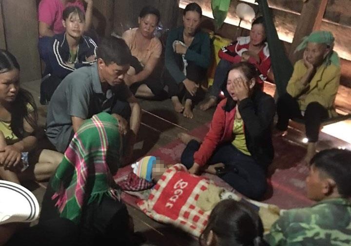 Hai be tu vong duoi muong nuoc truoc nha hinh anh