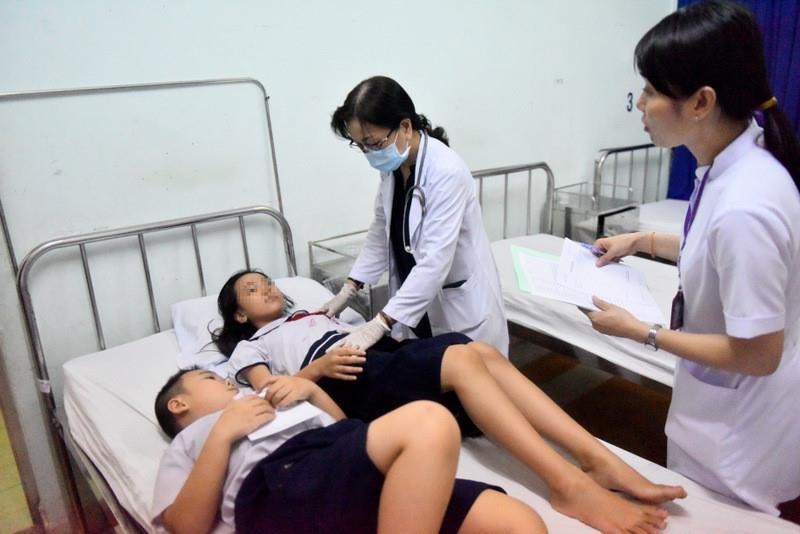 30 hoc sinh ngo doc thuc pham khi tham gia trai he hinh anh