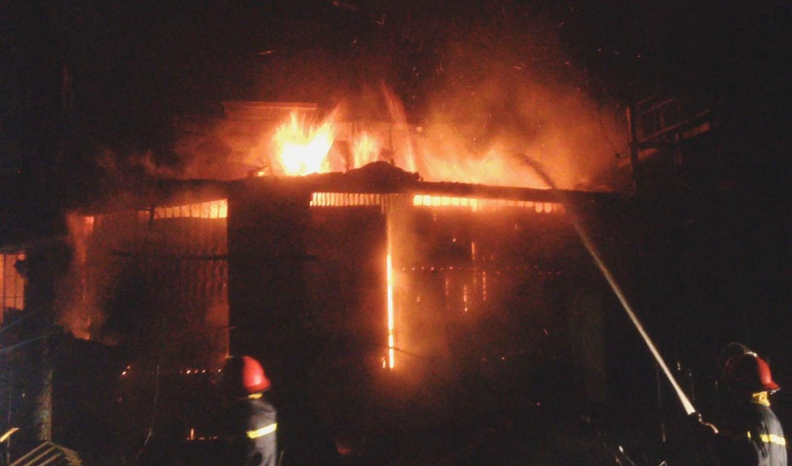 Chap dien, 2 sap hang bi lua thieu rui giua dem hinh anh