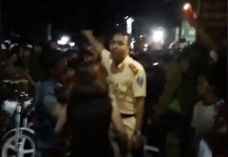 Xe may va cham voi CSGT anh 2