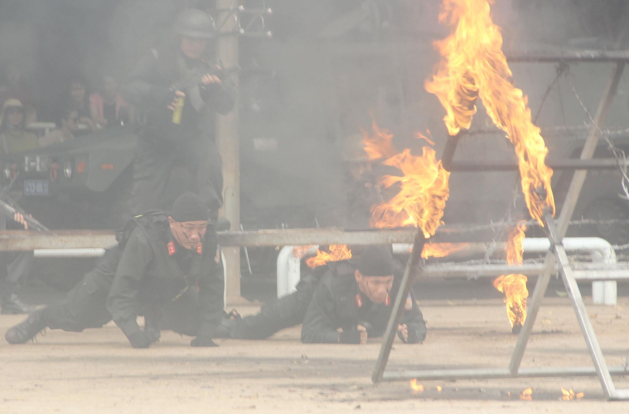 CSCD nhay qua lua, nem luu dan giai cuu con tin bi bat coc hinh anh