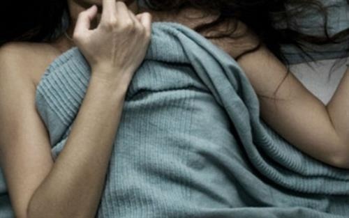 Nguoi dan ong xem phim sex roi hiep dam con rieng cua vo hinh anh