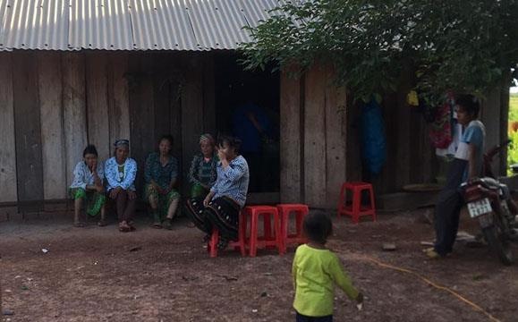 Be gai 3 tuoi chet duoi duoi muong nuoc truoc nha hinh anh