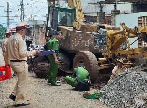 Trung ta cong an bi xe ui can tu vong hinh anh