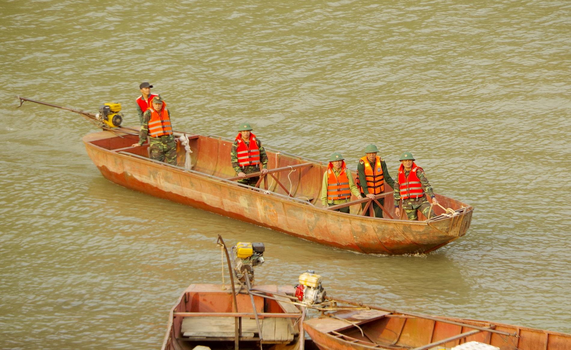 Thi boi qua song, mot nguoi bi nuoc cuon mat tich hinh anh