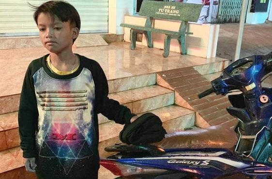Be trai 13 tuoi dieu khien xe may di lac hon 300 km hinh anh