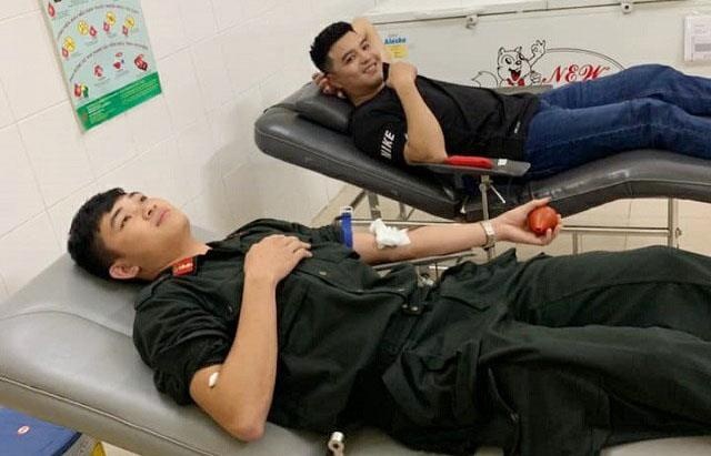 Cong an hien mau cuu nguoi anh 1