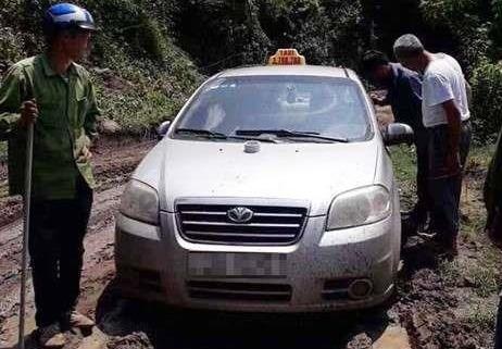 Hai thanh nien dung sung AK cuop taxi luc rang sang hinh anh