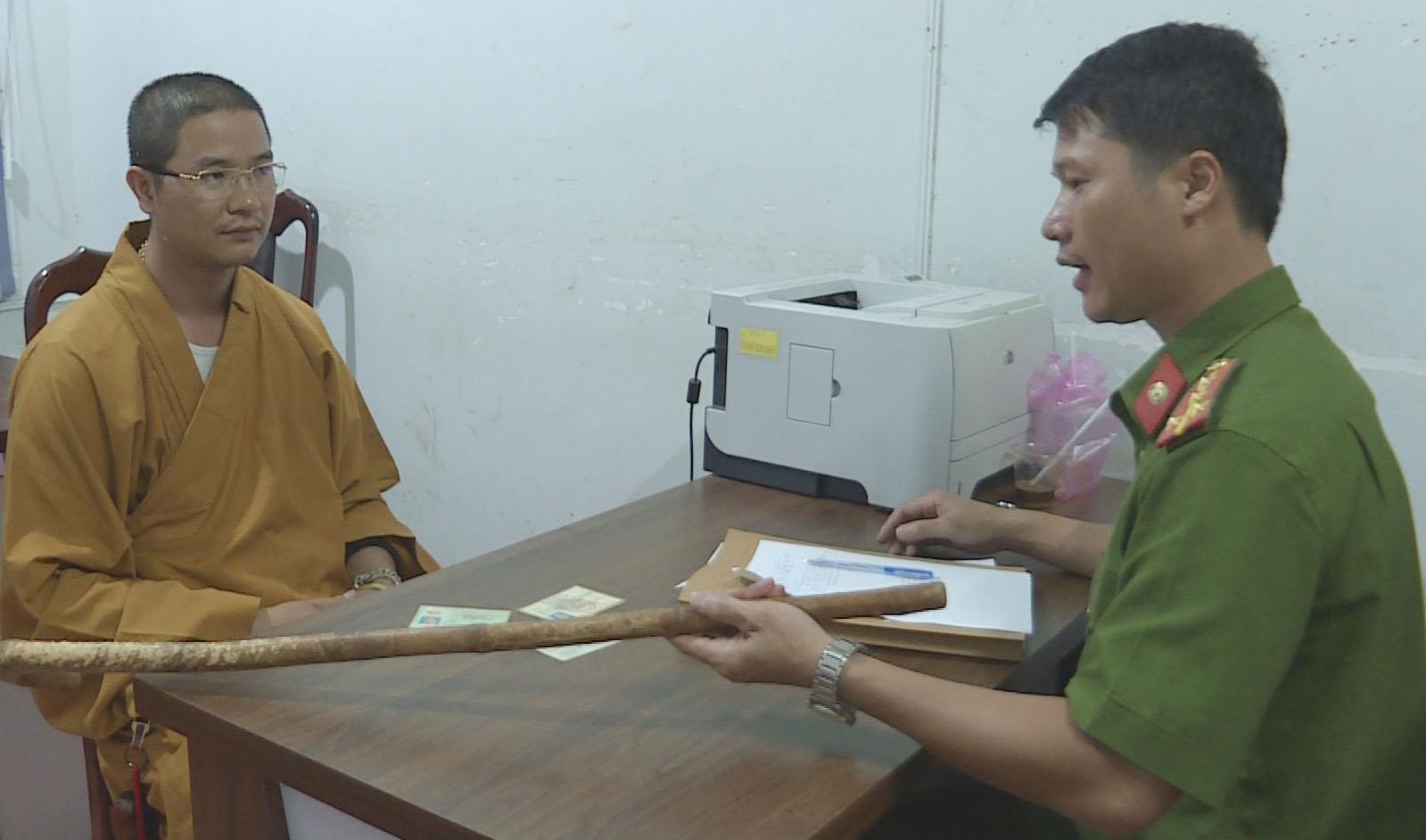 Thay tu dap be kinh oto anh 2