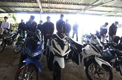 15 quai xe bi xu ly vi net po, lang lach hinh anh