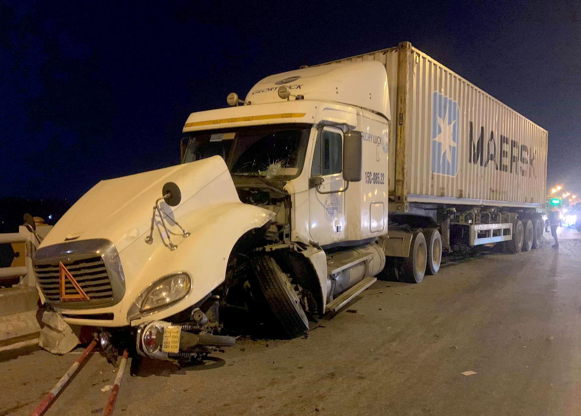 Nguoi di xe may bi xe container tong vang xuong song Hong hinh anh