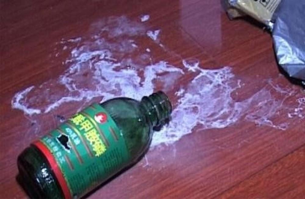 Vo chong om nhau tu vong tren giuong hinh anh