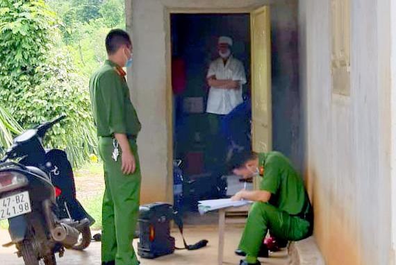 Nguoi chong nho em gai cham soc con nho sau khi giet vo hinh anh