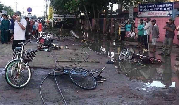 Hai hoc sinh bi dien giat tu vong khi den truong hinh anh