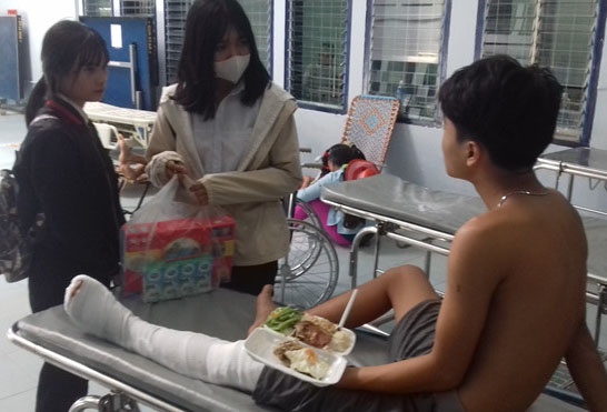 Nam sinh lop 10 bi chem dut gan chan tren duong di hoc ve hinh anh