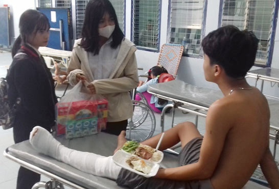 Nam sinh bi chem dut gan chan anh 1