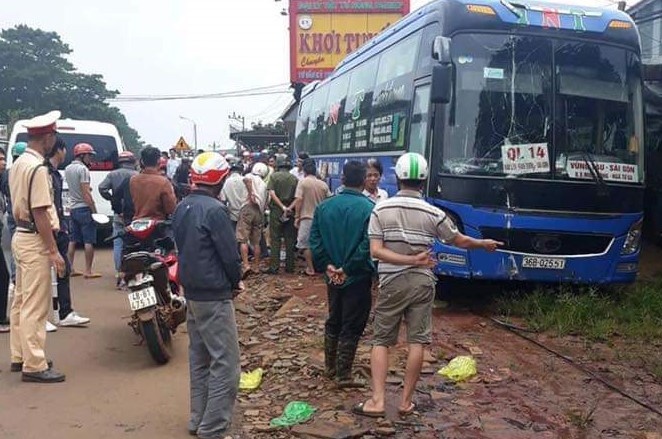 Xe khach giuong nam mat lai, tong chet 2 nguoi hinh anh